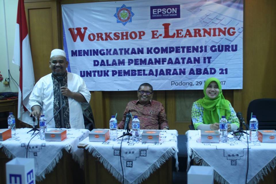 Belajar dan Berbagi Ilmu Elearning di UBH Padang Sumatera 